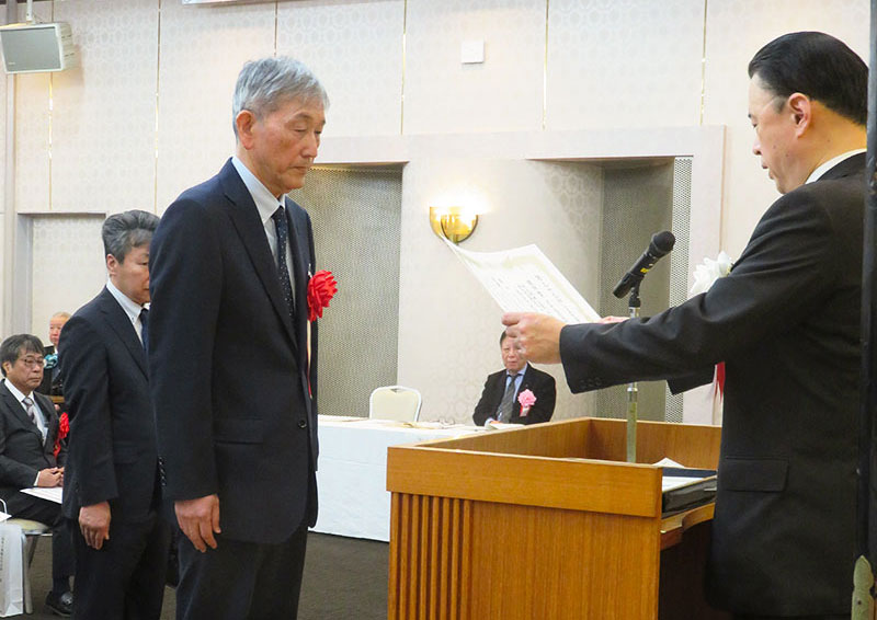 表彰状受領 丸山達也知事から表彰状を受け取る大国社長